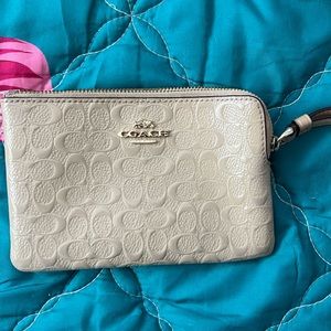 Coach wristlet, used a few times. It's still in good conditions.